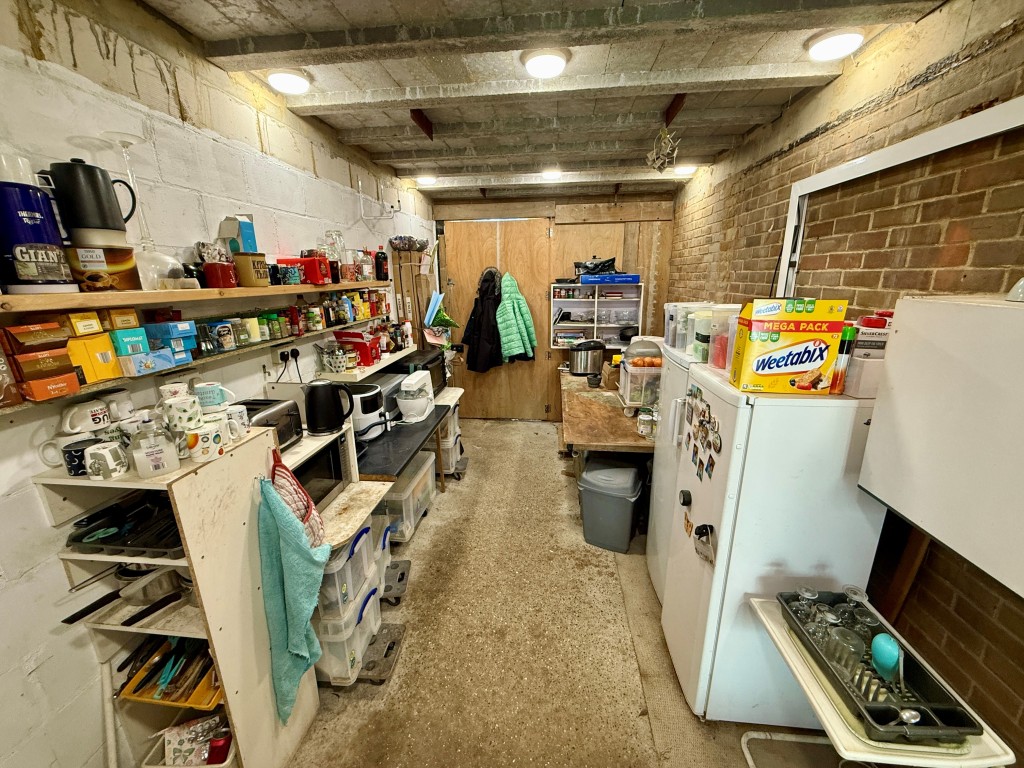 Lot: 113 - DETACHED HOUSE FOR COMPLETION - Garage